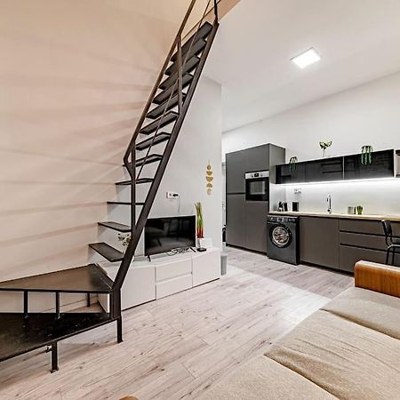 Chic Loft Bp: Industrial Gem Appartement Boedapest Buitenkant foto