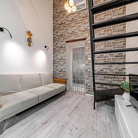 Chic Loft Bp: Industrial Gem Appartement Boedapest Buitenkant foto