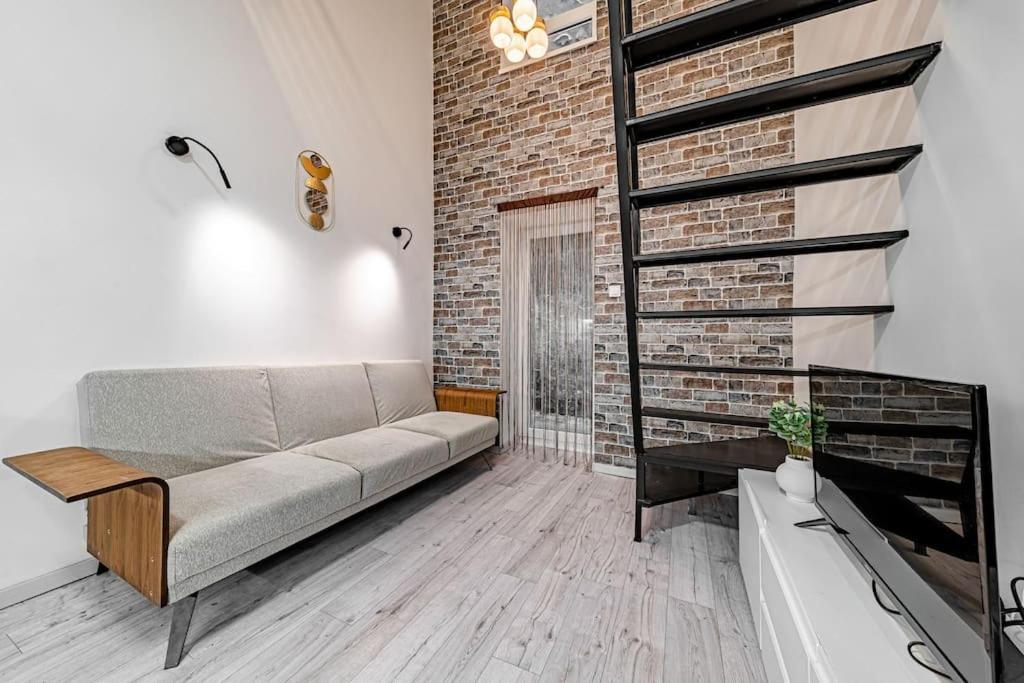 Chic Loft Bp: Industrial Gem Appartement Boedapest Buitenkant foto