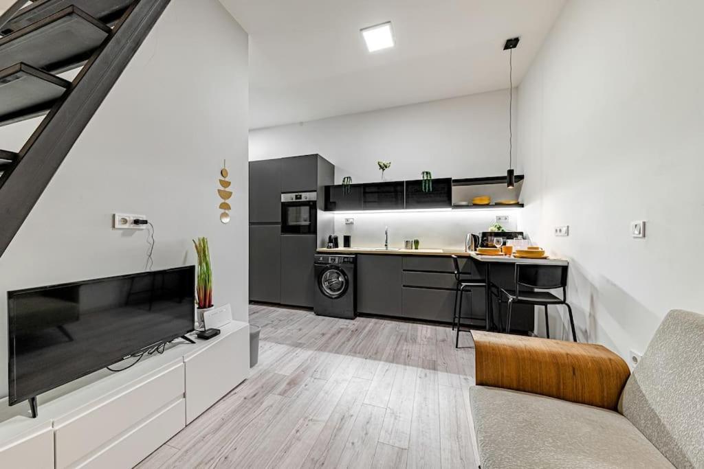 Chic Loft Bp: Industrial Gem Appartement Boedapest Buitenkant foto