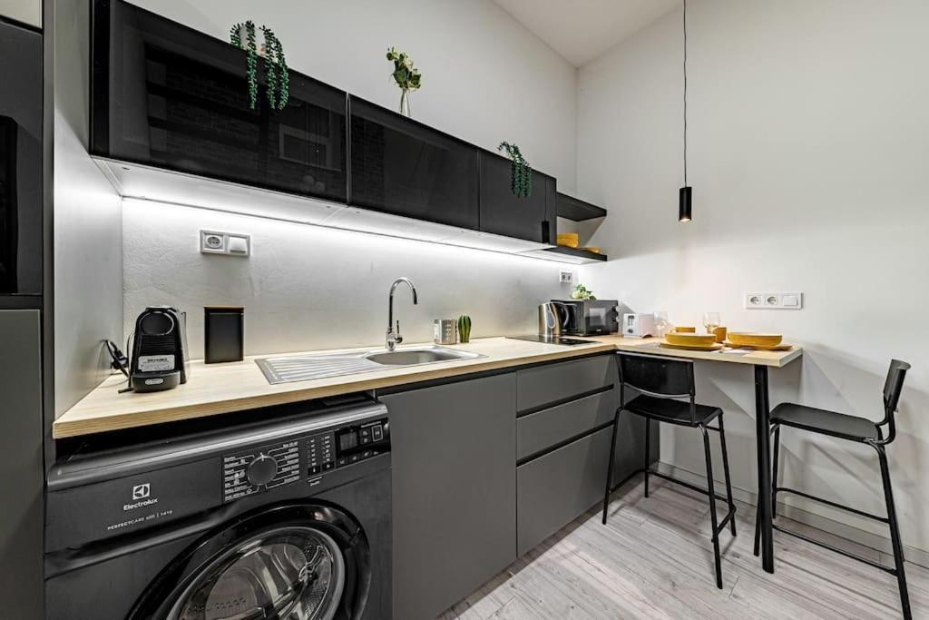Chic Loft Bp: Industrial Gem Appartement Boedapest Buitenkant foto